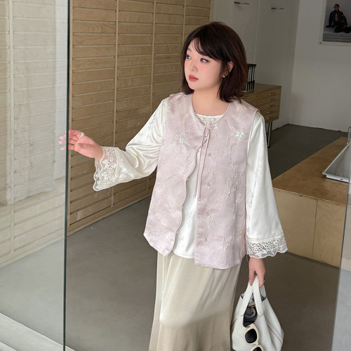 小波家2026春季胖mm新中式国风缎面提花马甲圆领雪纺衫