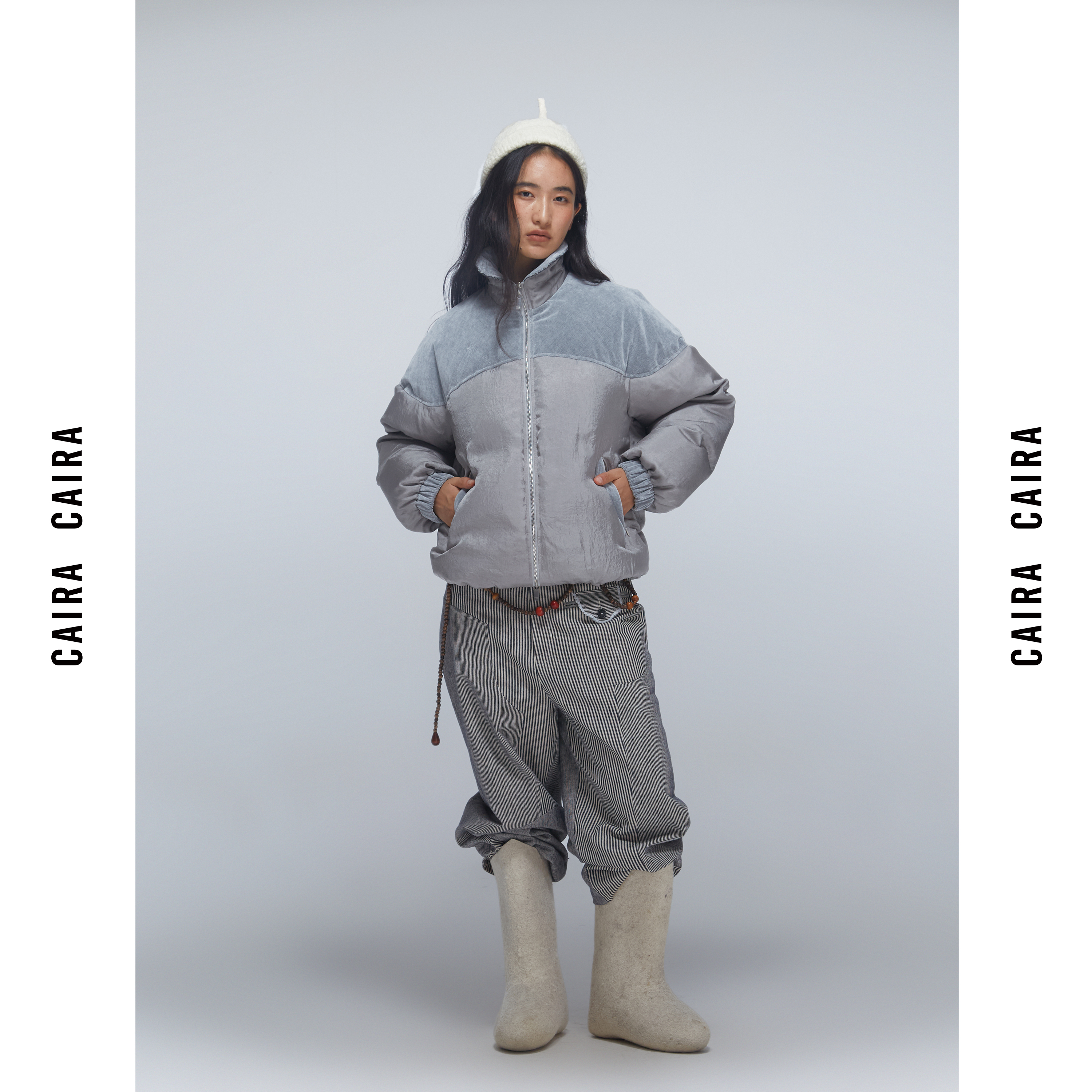 有未来感的蓝色冰川配色羽绒服