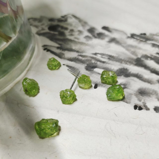 天然橄榄石原石耳钉湖蓝色s925纯银耳饰简约水晶独特小众设计宝石