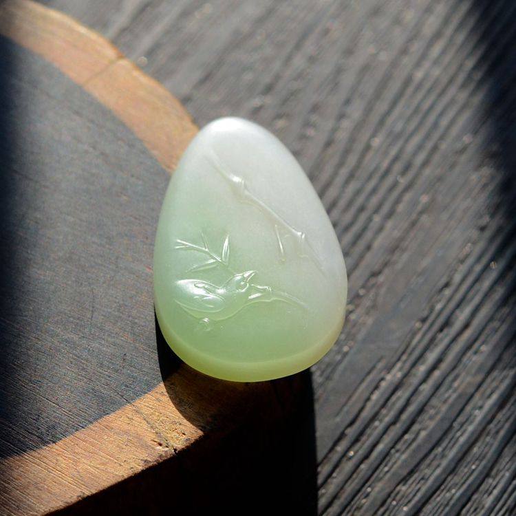 新疆和田玉雕花鸟翠青吊坠&ldquo;喜上眉梢&rdquo;白底带翠色牌子男女款礼物