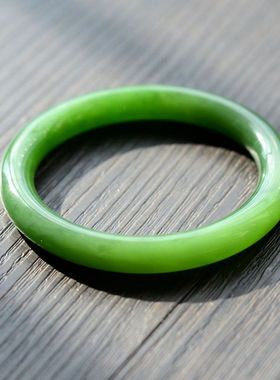 圆条女款礼物碧玉手镯