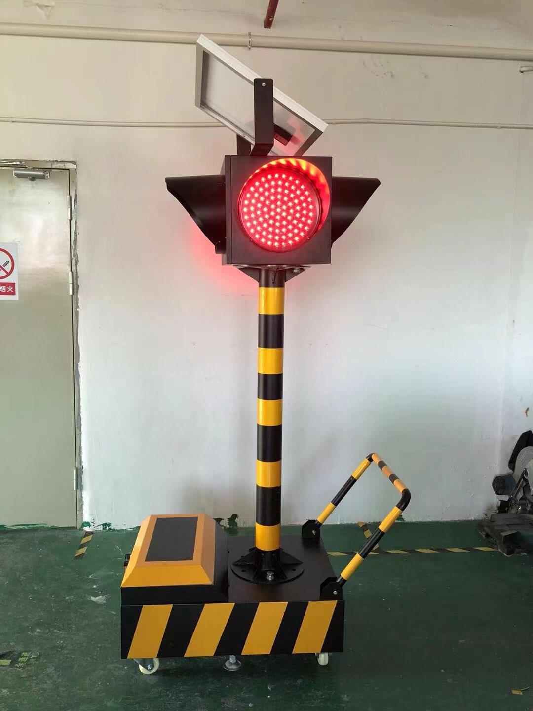 太阳能移动式信号灯四面临时道路