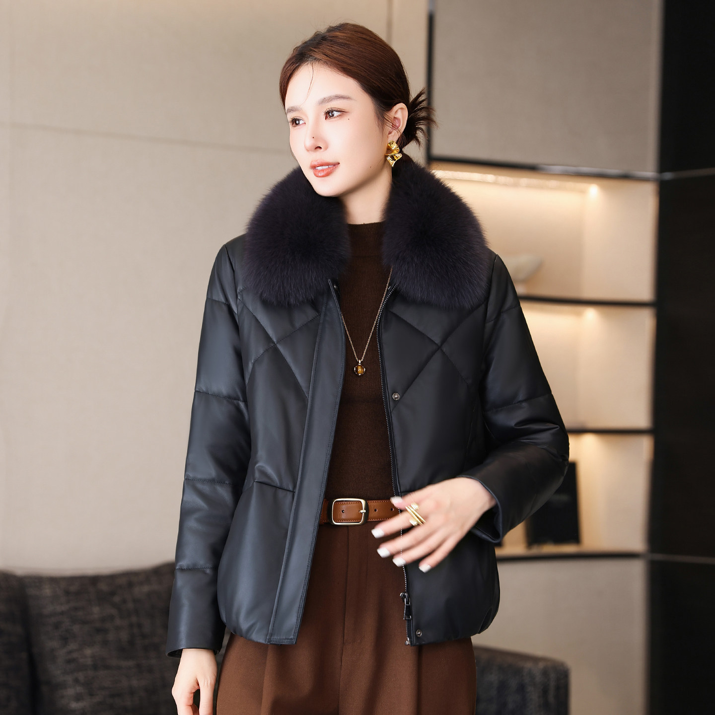 海宁真皮羽绒服皮衣女2025冬季新款狐狸毛领可拆卸绵羊皮外套短款