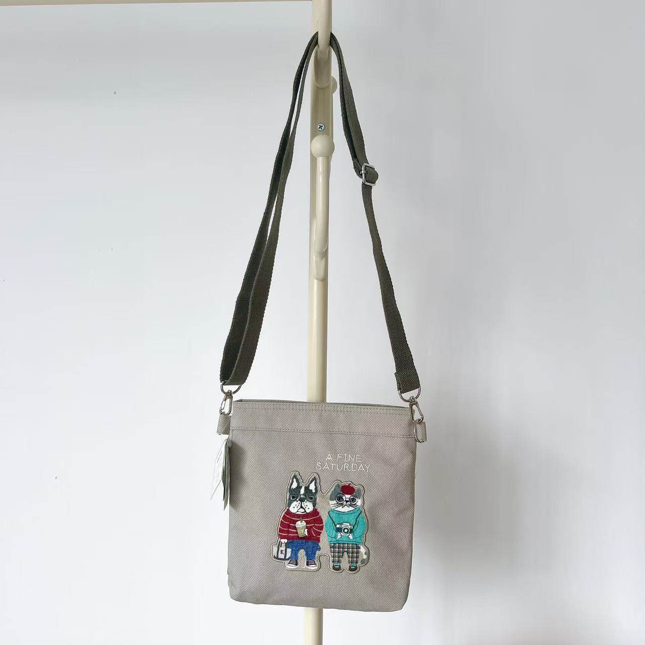 2026日本Kusuguru正品刺绣法斗猫咪斜挎包帆布单肩包卡通布艺通勤,箱包皮具/热销女包/男包,时尚帆布包,淘宝优惠券,粉丝福利购,淘宝优惠卷