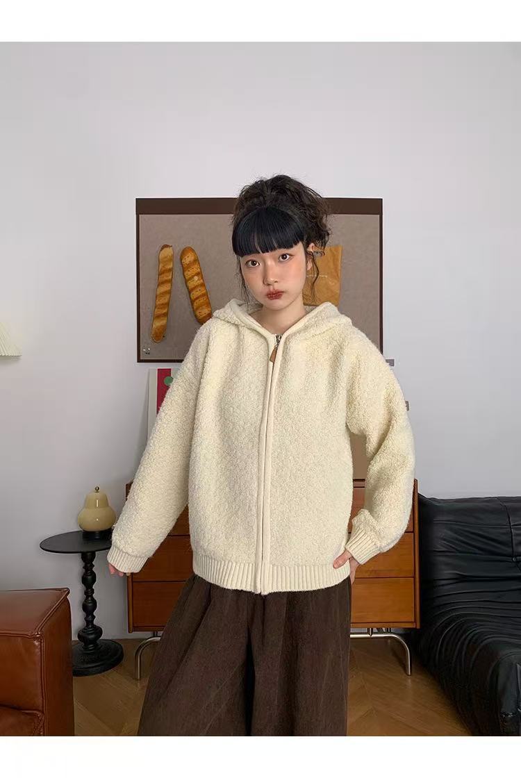 2025冬季高级感米杏色羊羔绒连帽针织开衫女慵懒软糯保暖毛衣