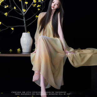 法式性感深V海边度假写真黄色吊带独特漂亮小众绝美连衣裙女夏