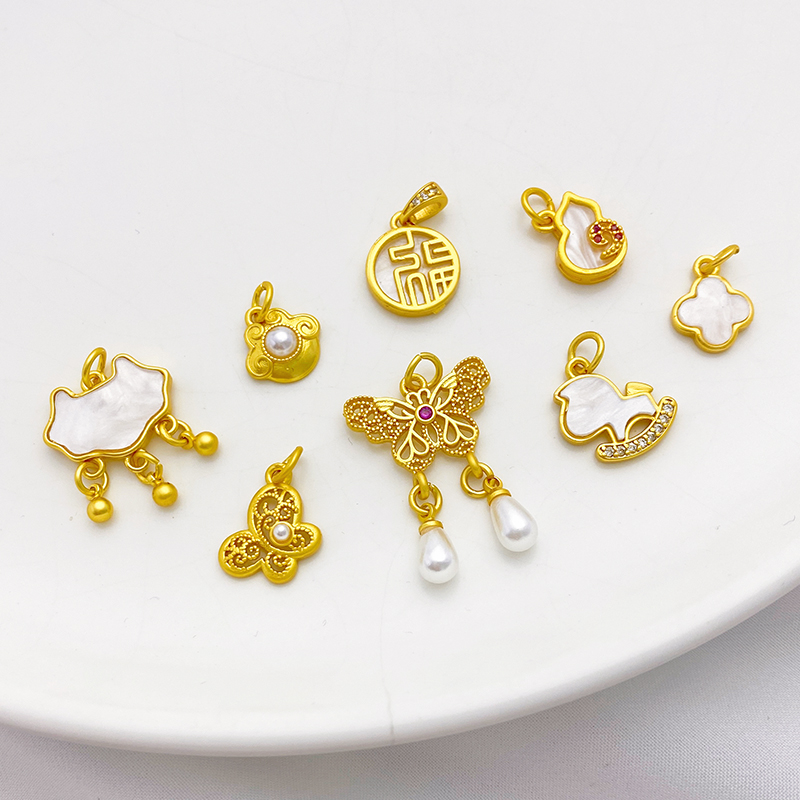 18K包金保色哑金如意锁蝴蝶吊坠