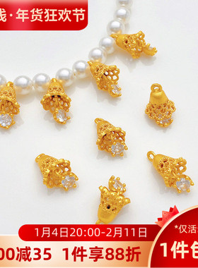 沙金保色镶锆石镂空花纹铃铛吊坠