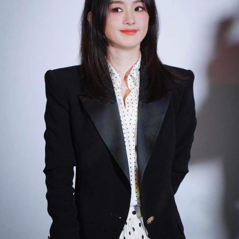 赵丽颖黑色红茶风职业通勤时尚修身气质清纯少女感西装高级感外套