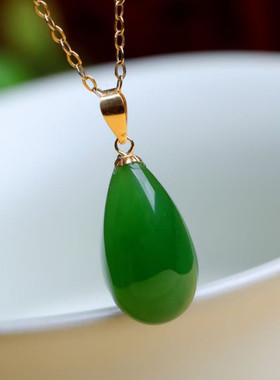 18k扣头镶嵌碧玉水滴吊坠