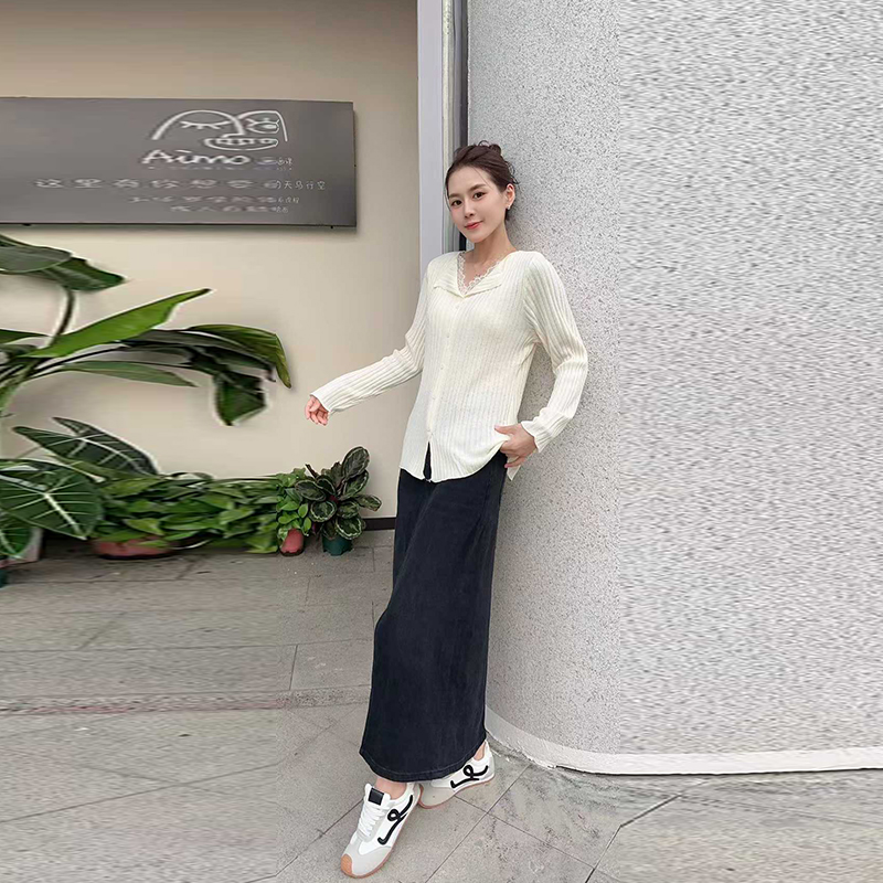 加肥拼接蕾丝领长袖坑条上衣