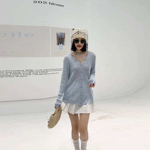 胖妹妹V领长袖净版针织衫