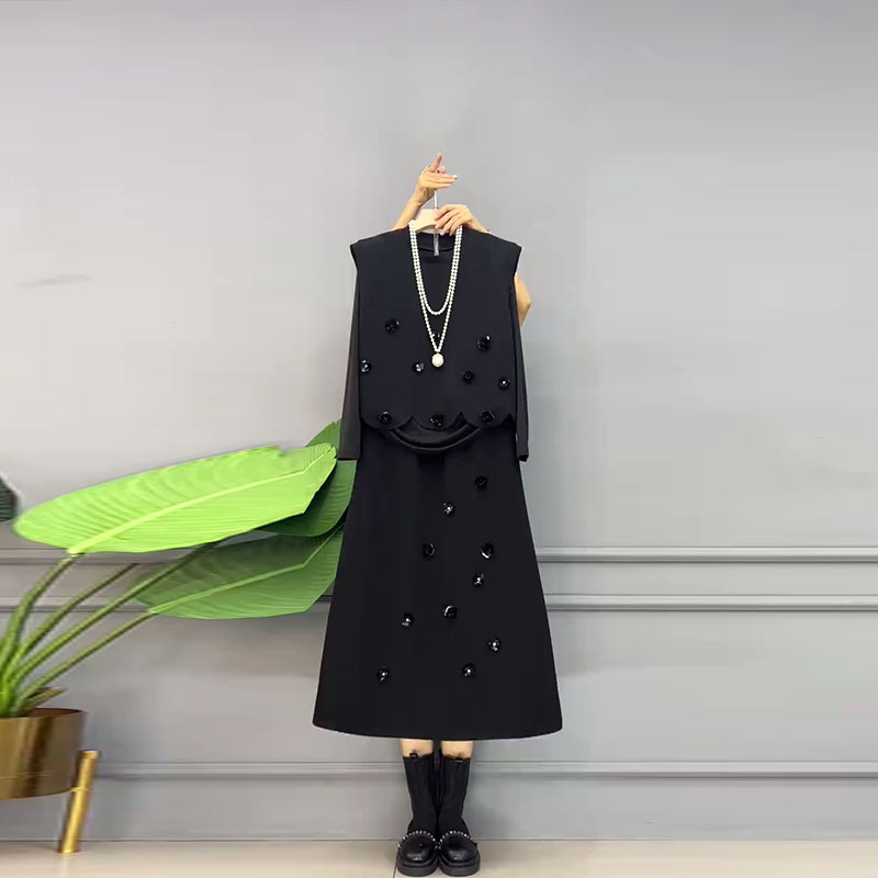 圆领花朵马甲长袖打底衫半身裙