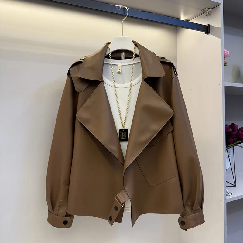 加肥翻领扣带肩长袖皮外套