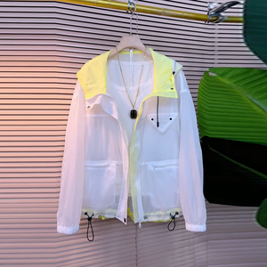 大码女装连帽三角标拉链假两件防晒外套胖MM个性设计撞色薄款夹克