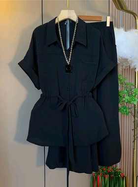 胖妹妹加分翻领短袖收腰上衣大码女装宽松遮胯显瘦松紧腰黑色裤子