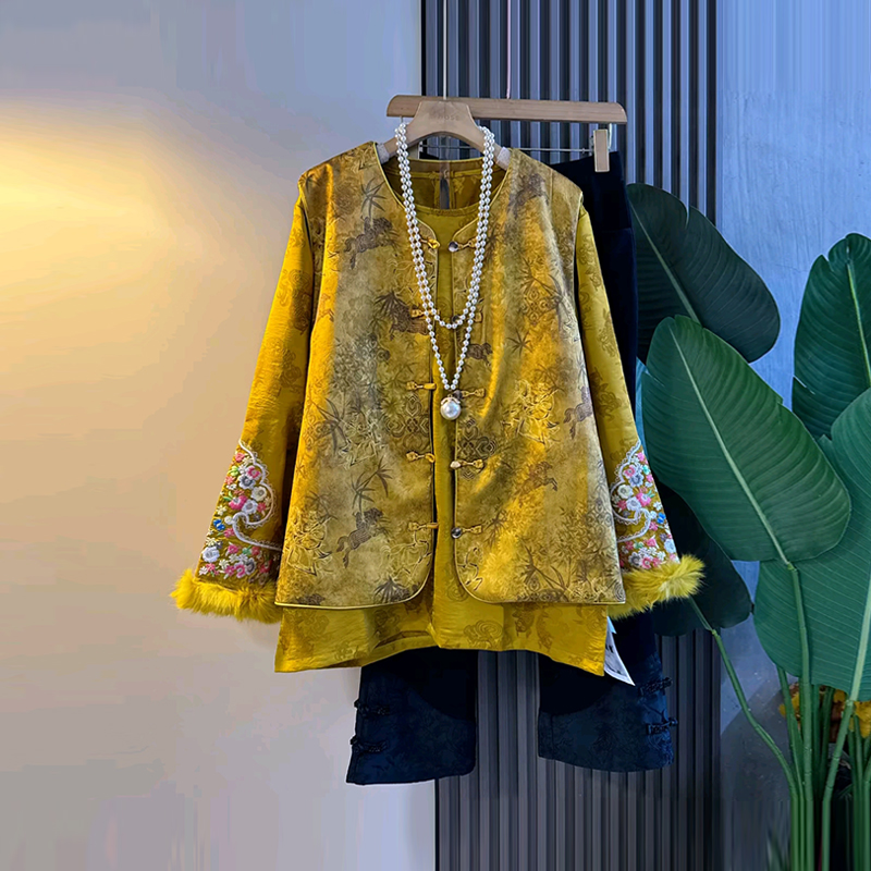 盘扣花纹国风马甲毛毛袖口小衫