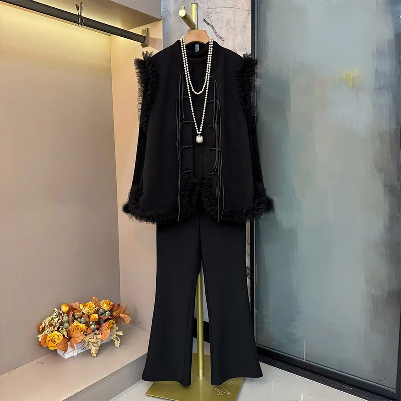 流苏扣马甲毛毛袖口小衫裤子