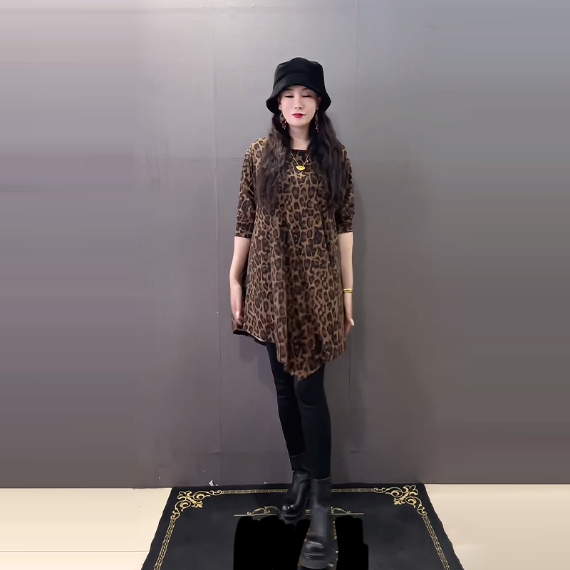圆领斜底摆长袖豹纹大衫