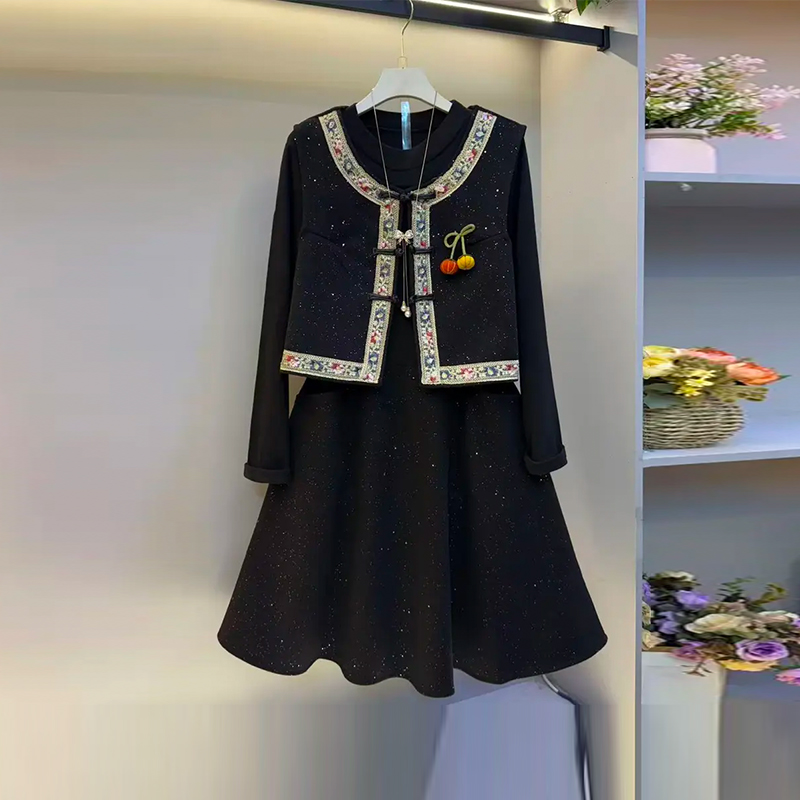 圆领盘扣马甲拼色裙摆长袖连衣裙