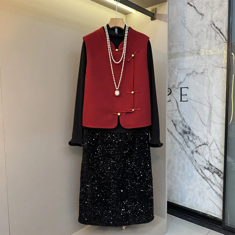 立领盘扣马甲毛毛袖口小衫半身裙