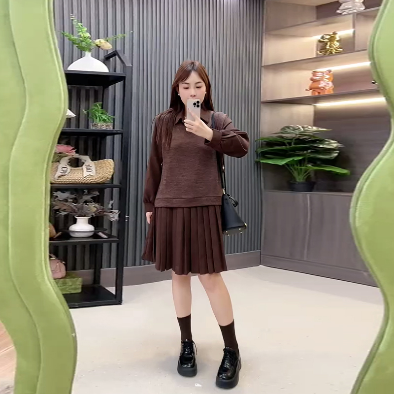 V领马甲两件套拼百褶裙摆连衣裙