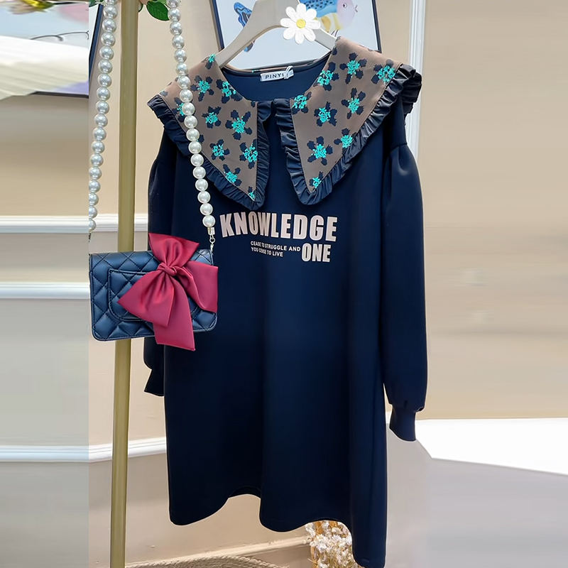 微胖妹妹中长款直筒卫衣裙大码女装加肥长袖花朵娃娃领字母连衣裙