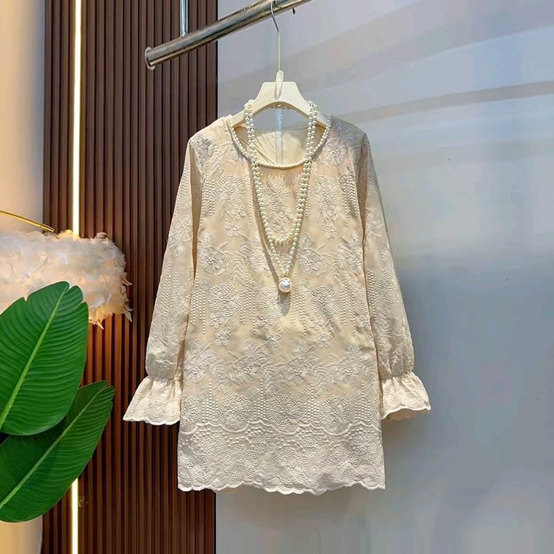 大码女装微喇袖口蕾丝花上衣
