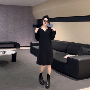大码女装镂空V领长袖连衣裙小心机胖妹妹中长款赫本风洋气小黑裙