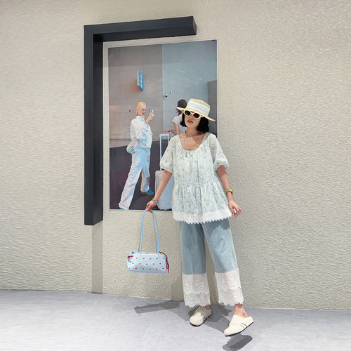 胖妹妹圆领拼色蕾丝底摆碎花小衫