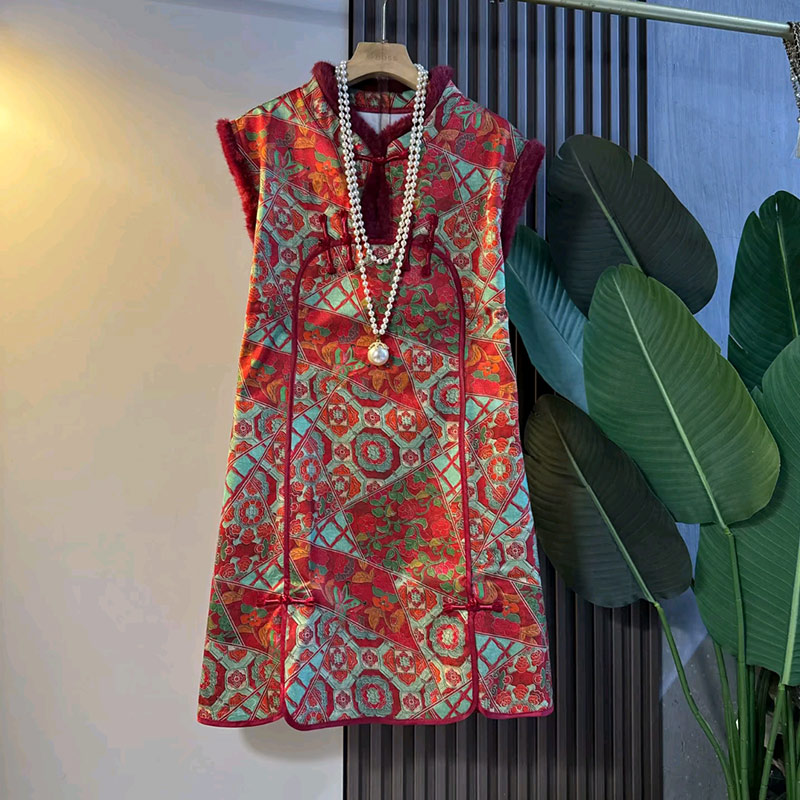 胖妹妹立领毛边花纹马甲裙