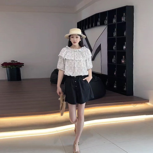 胖妹妹可一字肩短袖花朵小衫