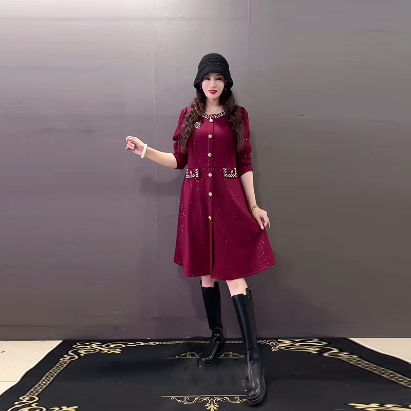 加肥圆领钉珠边长袖连衣裙