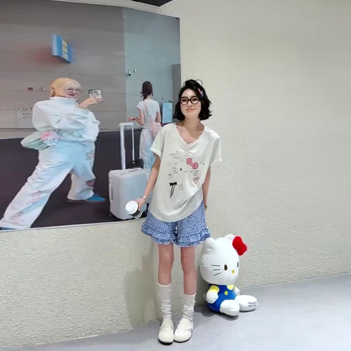 V领卡通图案短袖上衣短裤两件套