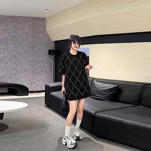 大码女装亮钻菱形格圆领短袖上衣宽松遮肚子胖妹妹欧货减龄T恤衫