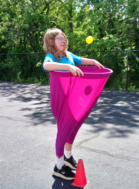 Granny Pants Yard Game滑稽大布兜奶奶裤接球多人互动投球游戏