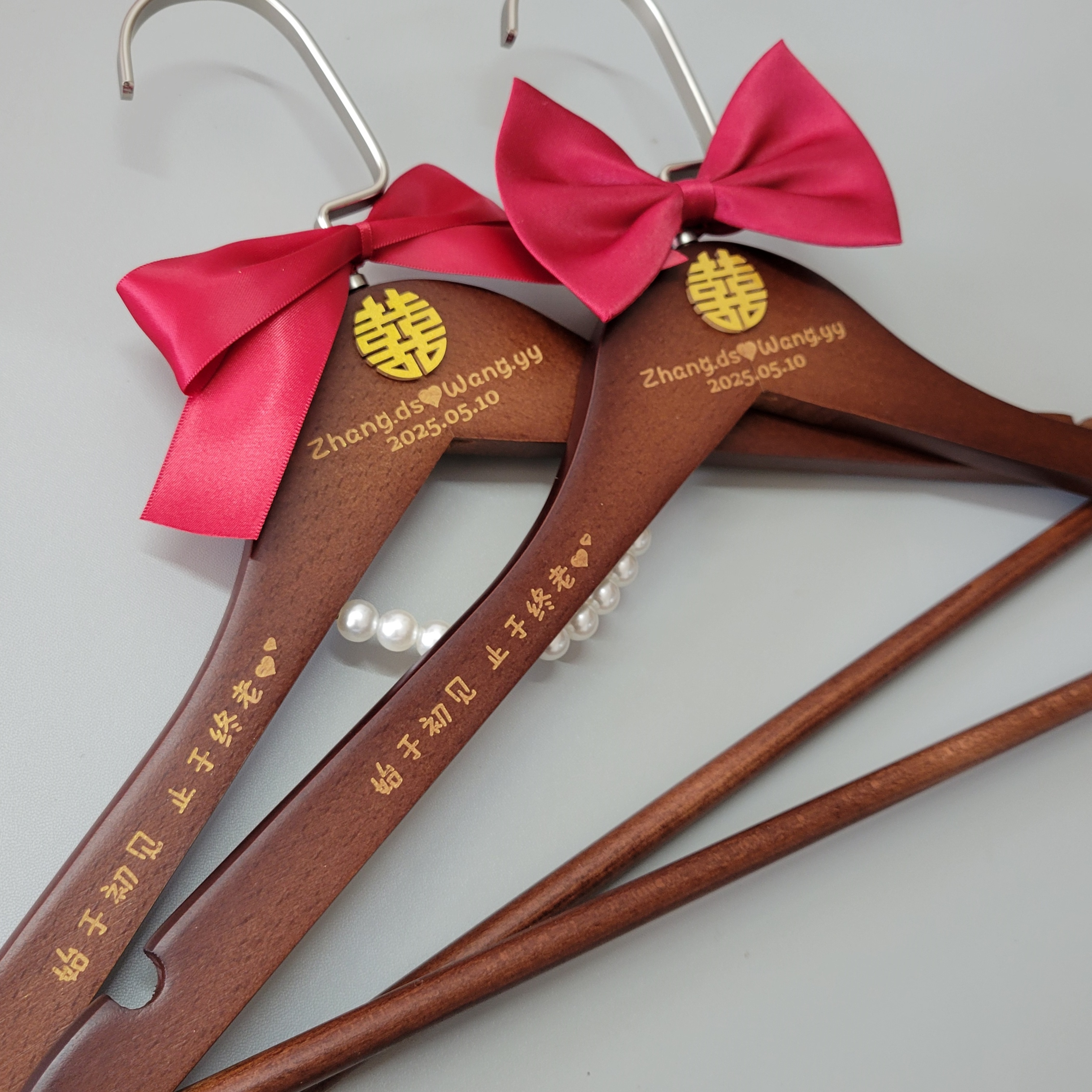 婚礼定制实木衣架结婚婚纱礼服秀禾衣挂名字雕刻定制礼品高端衣撑