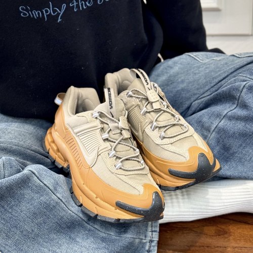 Nike/耐克Zoom Vomero 5 Roam女子新款百搭运动鞋跑鞋HQ2181-200