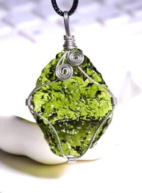 捷克陨石吊坠绿玻璃吊坠随形缠丝包边吊坠项链配饰绿陨石疗愈水晶