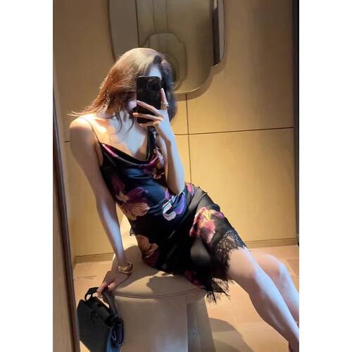 蕾丝黑色掐荡领连衣拼接的缎面