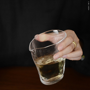 介直 锤纹玻璃公道杯 咖啡茶道变形片口 日本手工制硝子器皿芥埴