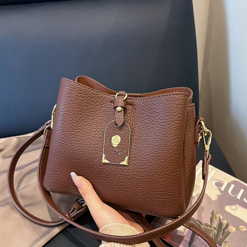 百搭高级感时尚软皮水桶包大容量