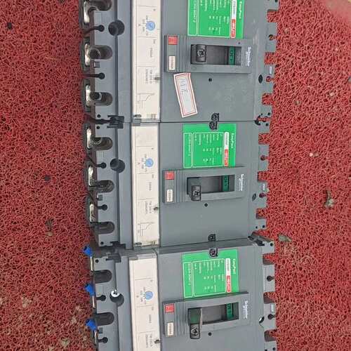 议价拆机4台施耐德塑壳断路器，型号CVS250F，3P，功能正常