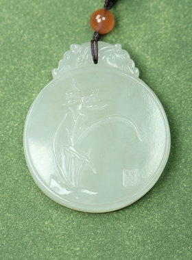 天然和田玉雕刻圆形兰花吊坠挂件