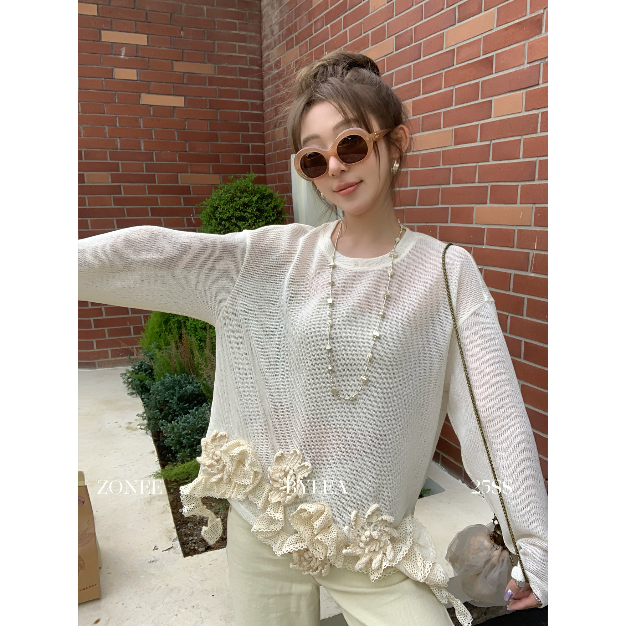 ZONEE/LEA宋亦雯 地中海假日 微透下摆钉花设计针织罩衫上衣女