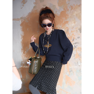 复古摩登感立体花苞袖 Vivienne 藏蓝色刺绣毛衣 惹人注目 ZONEE