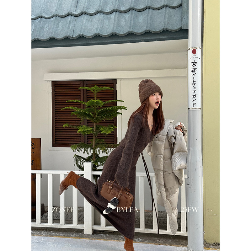 ZONEE x Lea宋亦雯 隽永时髦棕 黑标系列v领上衣弹力半裙针织套装