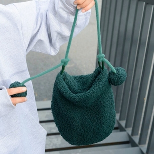杜九月原创 文艺慵懒复古可爱毛绒斜挎小包 ins风单肩休闲手机包