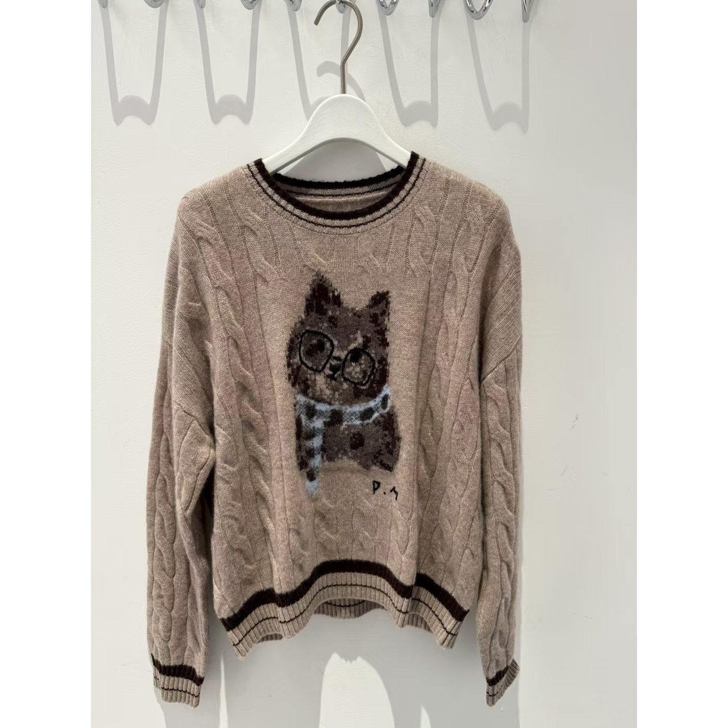 MM麦家2025秋冬新款咖啡色宽松猫卡通圆领针织衫毛衣4GB133571