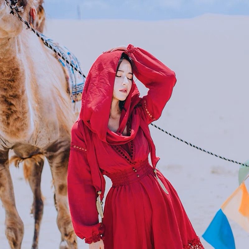 云南旅游民族风红色连衣裙青海湖拍照连帽蕾丝镂空开叉大摆长裙子